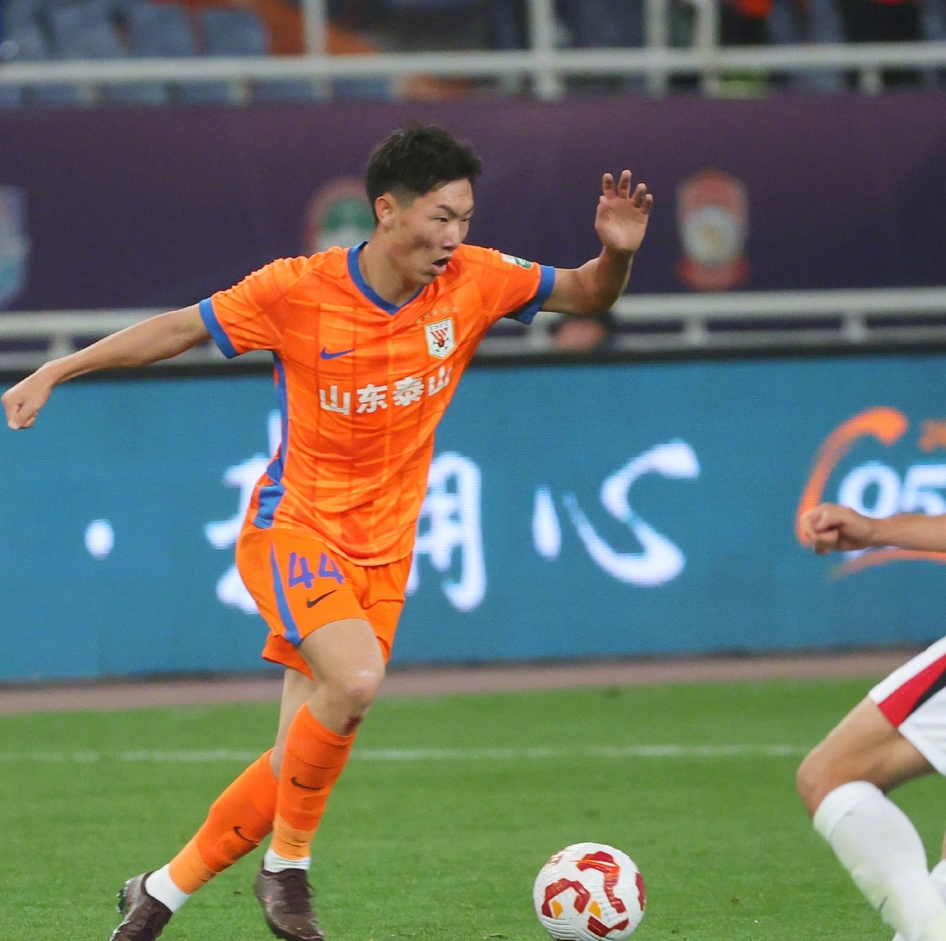 爱游戏APP官方下载关于国际比赛日山东泰山备战意甲，战术微调细节曝光，态度坚定，纪律约束更严格的信息